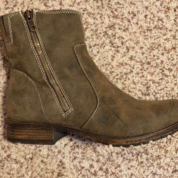 Boots - Picture 2 of 3